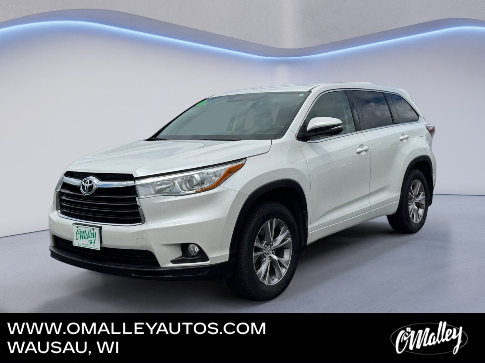 2015 Toyota Highlander LE in White — front three-quarter view